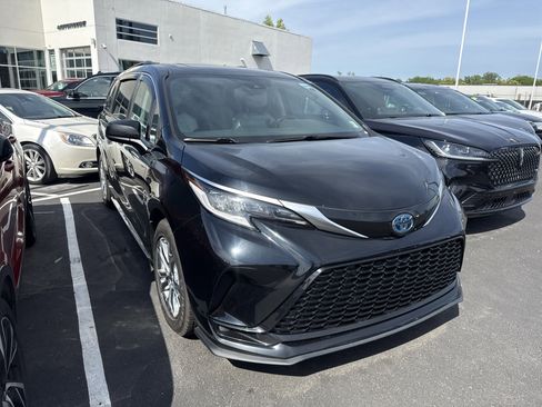 Used 2021 Toyota Sienna XSE AWD/4WD image 4