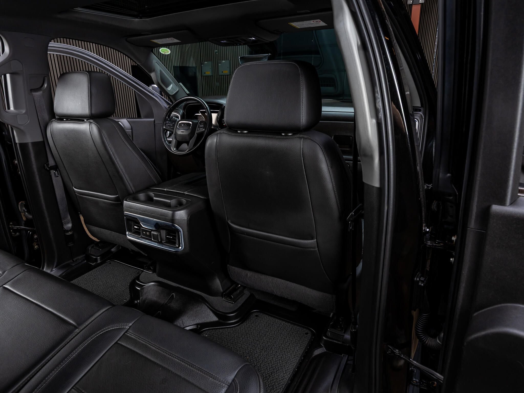 Used 2022 GMC Sierra 2500 Denali w/ Denali Black Diamond Edition AWD/4WD image 32
