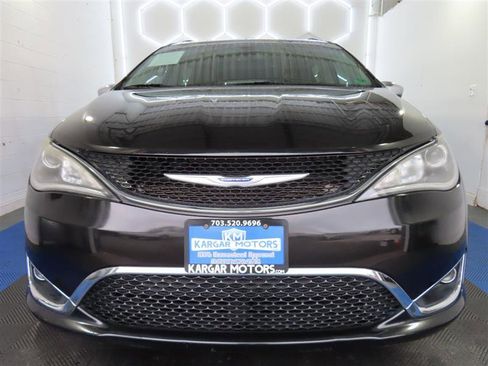 Used 2020 Chrysler Pacifica Limited FWD image 2