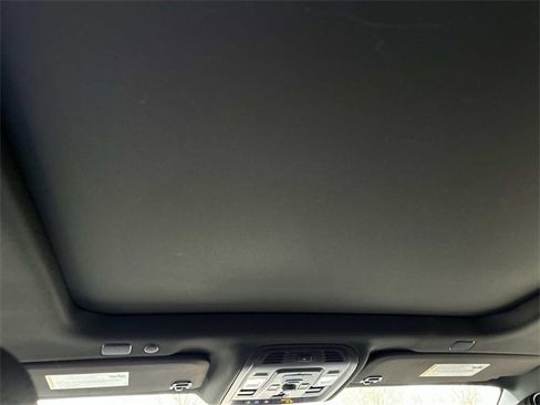 Used 2022 GMC Yukon XL Denali w/ Advanced Technology Package image 29