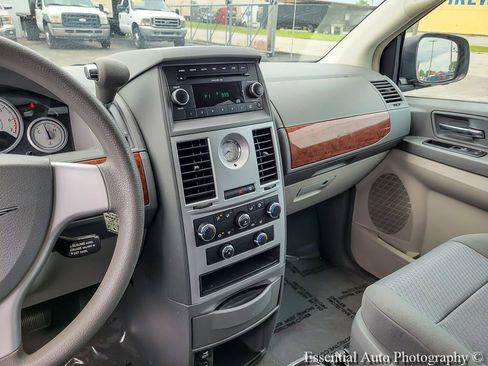 Used 2009 Chrysler Town & Country LX FWD image 20