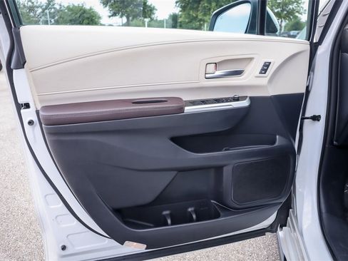 Used 2023 Toyota Sienna Platinum image 18
