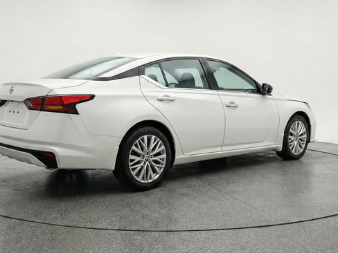 Used 2025 Nissan Altima 2.5 SV FWD image 9