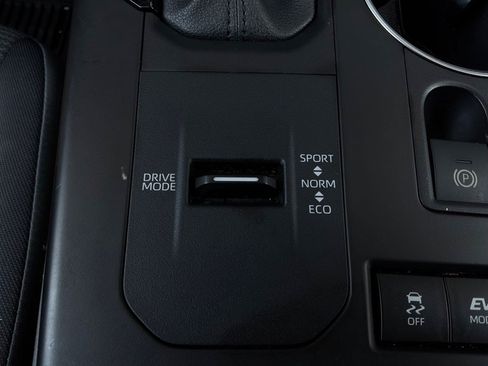 Used 2022 Toyota Highlander LE AWD/4WD image 25