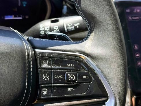 Used 2023 Jeep Grand Cherokee Overland w/ Luxury Tech Group IV AWD/4WD image 26