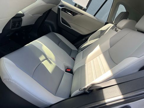 Used 2022 Toyota RAV4 XLE Premium image 43