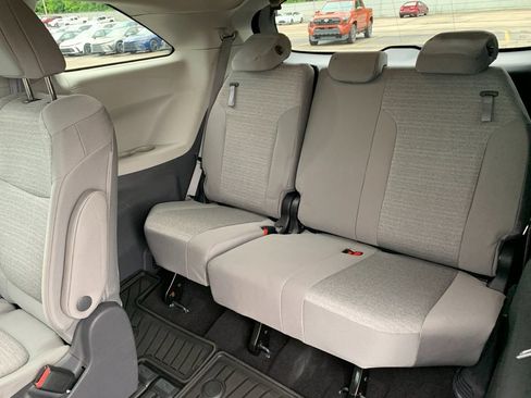 Used 2021 Toyota Sienna LE AWD/4WD image 19