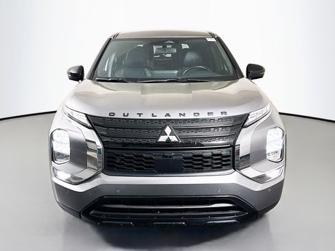 Used 2023 Mitsubishi Outlander SE image 2