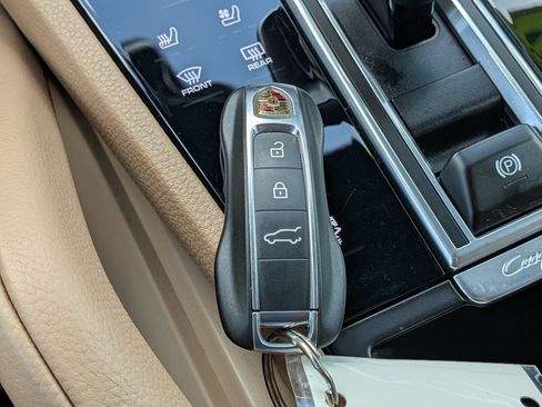 Used 2020 Porsche Cayenne AWD/4WD image 33