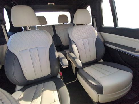 Certified 2023 BMW X7 xDrive40i w/ Executive Package image 18