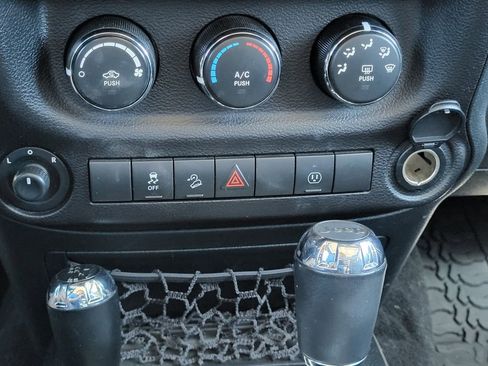 Used 2017 Jeep Wrangler Unlimited Rubicon w/ Connectivity Group AWD/4WD image 13