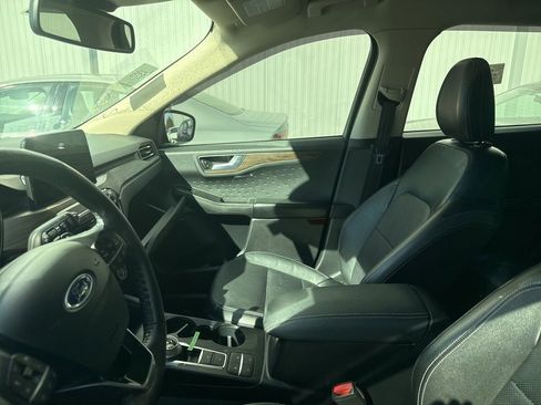 Used 2020 Ford Escape Titanium image 9