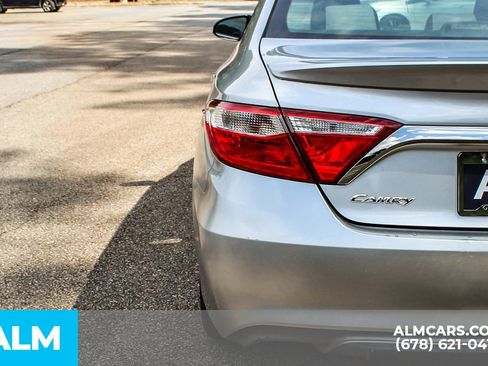 Used 2015 Toyota Camry SE w/ Moonroof Package FWD image 11