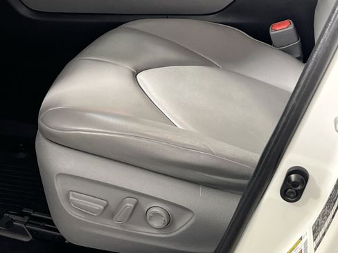 Used 2021 Toyota Highlander XLE image 14