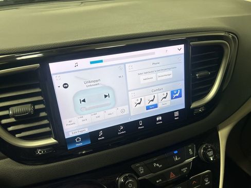 Certified 2024 Chrysler Pacifica Touring-L image 31