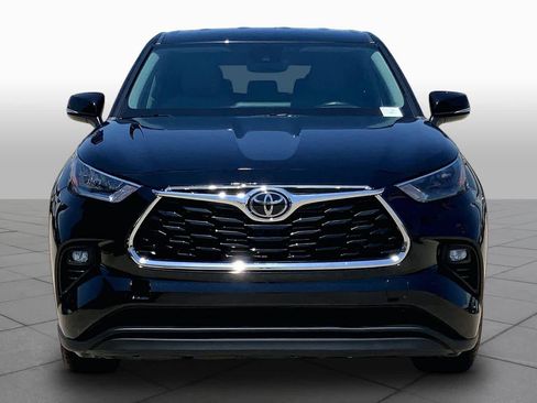 Used 2023 Toyota Highlander LE FWD image 4