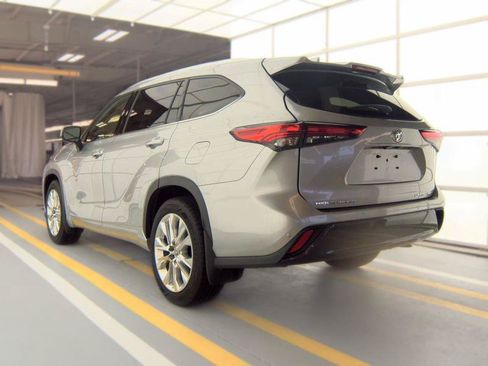 Used 2020 Toyota Highlander Limited AWD/4WD image 6