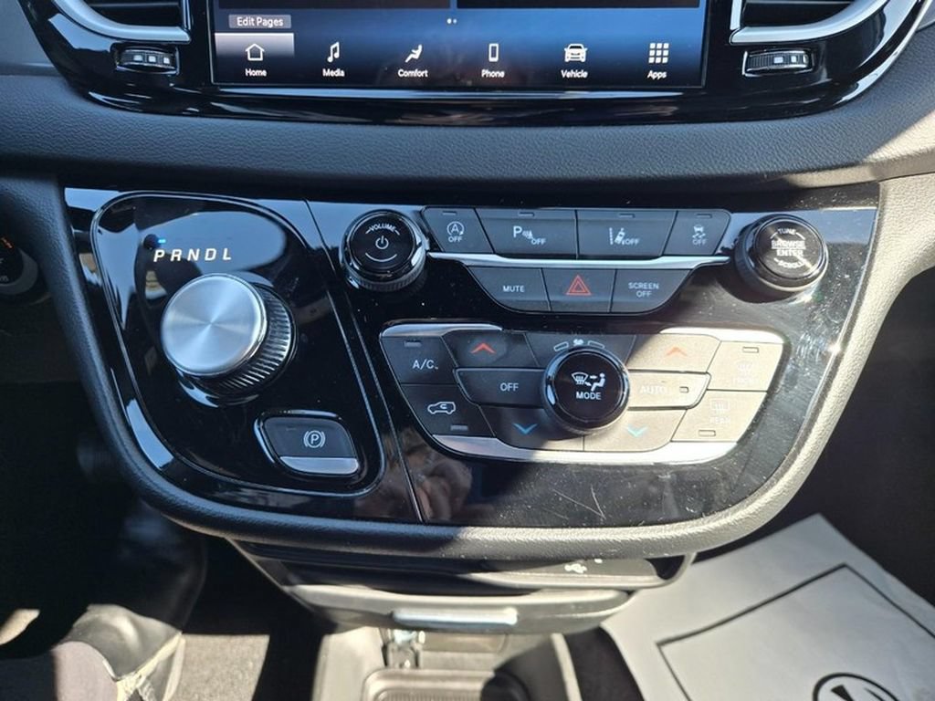 Used 2026 Chrysler Pacifica Select FWD image 12