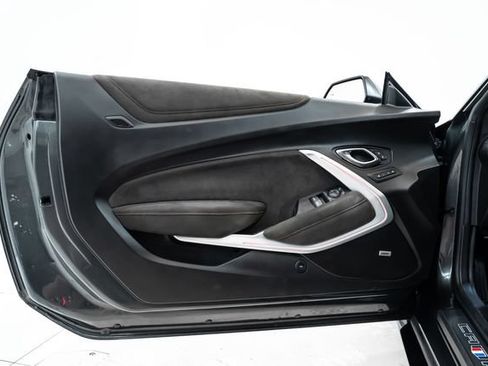 Used 2018 Chevrolet Camaro ZL1 RWD image 18