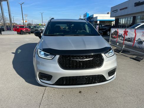 Used 2024 Chrysler Pacifica Limited w/ S Appearance Package image 3