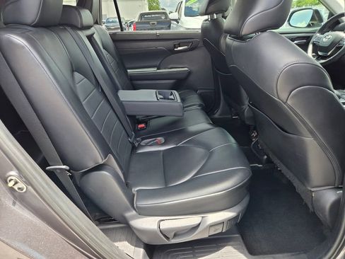Used 2021 Toyota Highlander XLE FWD image 16