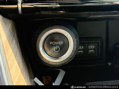 Used 2023 Toyota Venza Limited image 14