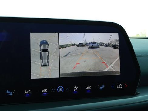 Used 2025 Chevrolet Traverse LT w/ Enhanced Driving Package image 17