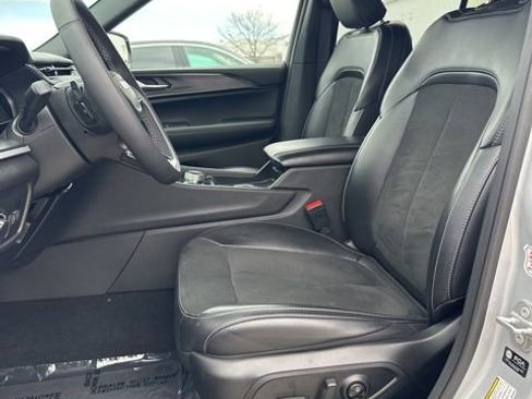 Used 2025 Jeep Grand Cherokee Altitude image 42