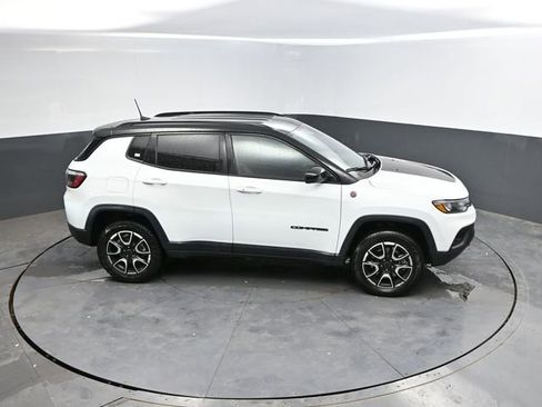 Used 2025 Jeep Compass Trailhawk AWD/4WD image 45