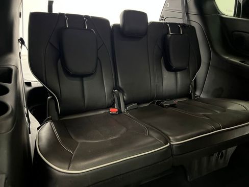 Used 2025 Chrysler Pacifica Limited image 37