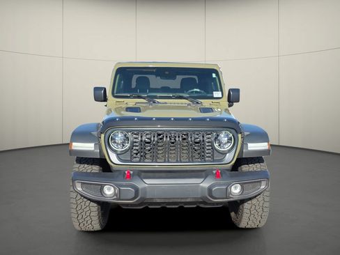 Used 2025 Jeep Gladiator Rubicon w/ Technology Group AWD/4WD image 2