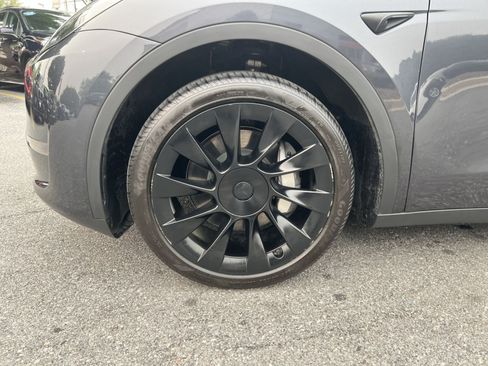 Used 2024 Tesla Model Y Long Range AWD/4WD image 12