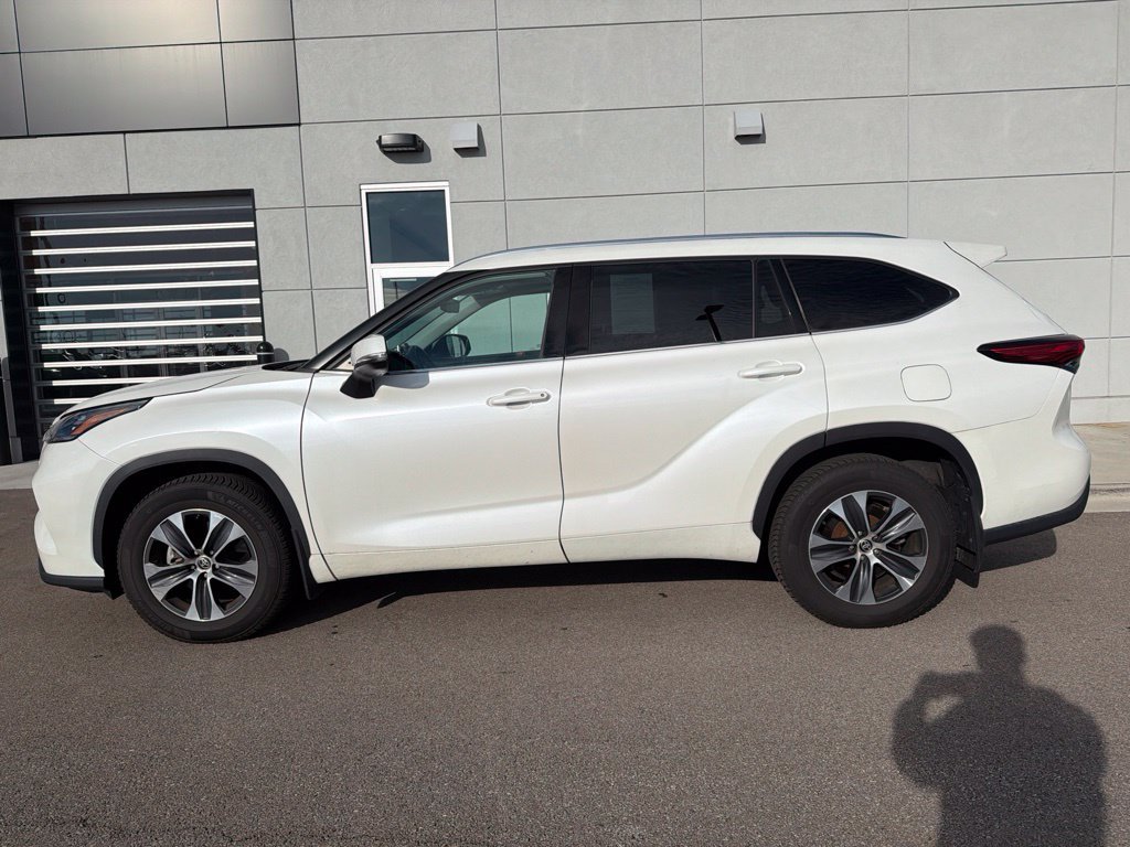 Used 2020 Toyota Highlander XLE AWD/4WD image 3