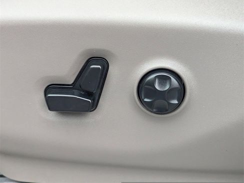 Used 2018 Chrysler Pacifica Touring-L image 12