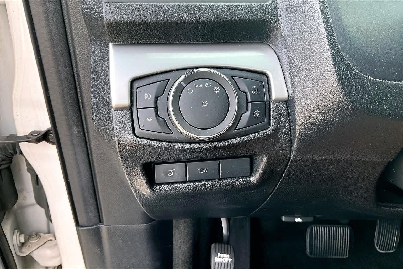 Used 2017 Ford Explorer XLT w/ Equipment Group 202A FWD image 32