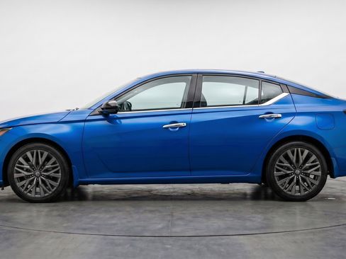 Used 2025 Nissan Altima 2.5 SV FWD image 5