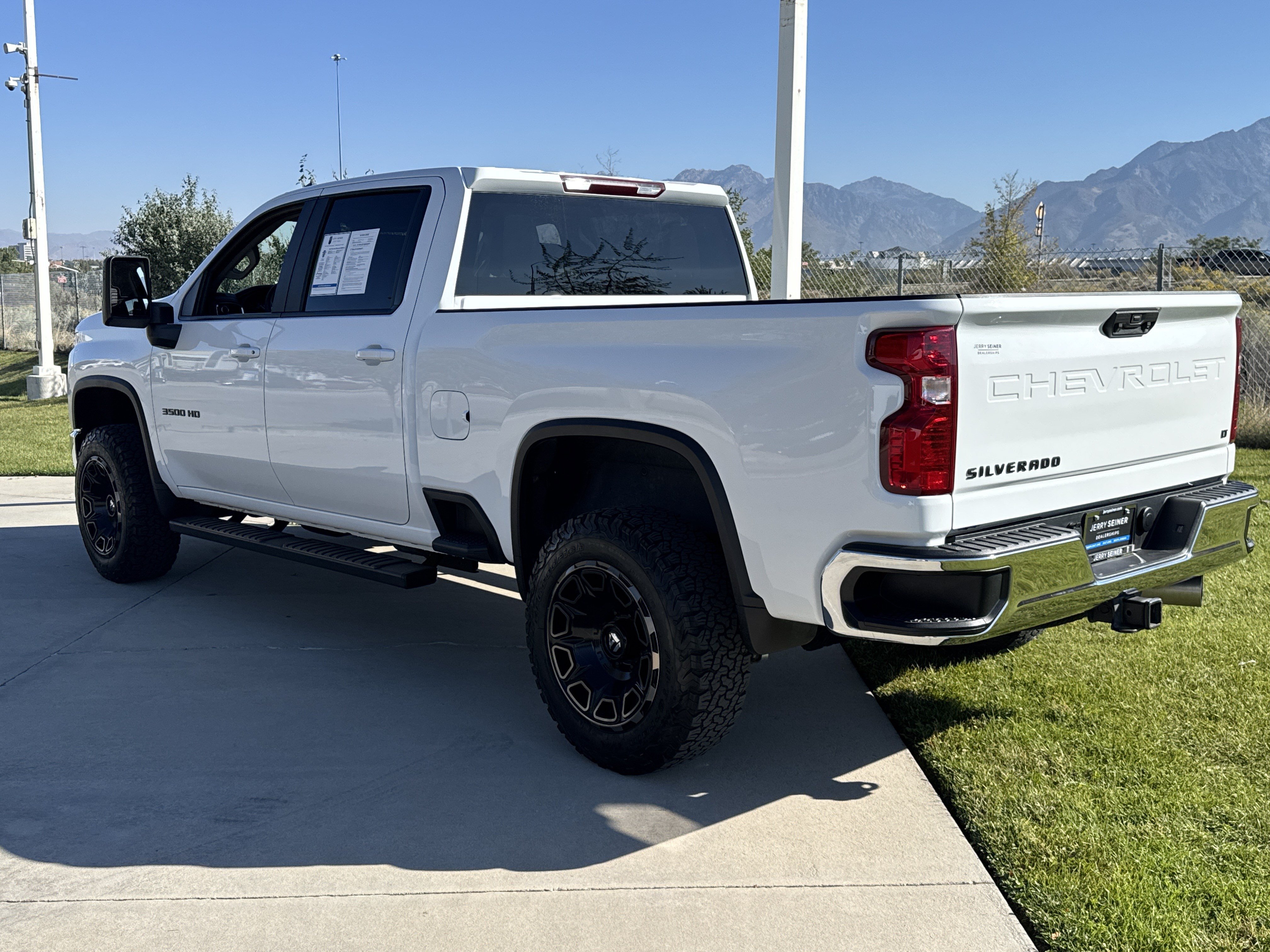 Used 2022 Chevrolet Silverado 3500 LT AWD/4WD image 3