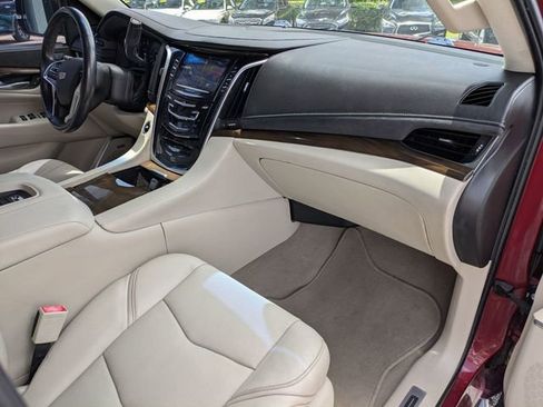 Used 2018 Cadillac Escalade Luxury image 34