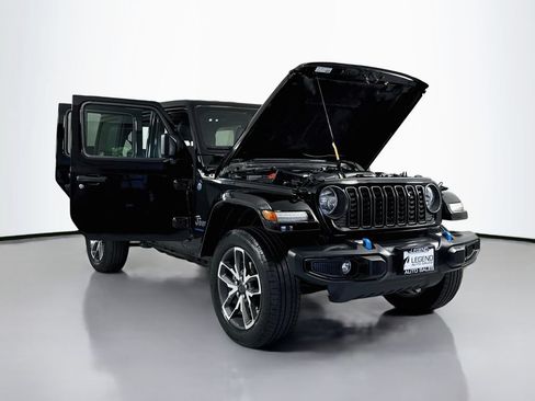 Used 2024 Jeep Wrangler Unlimited w/ Convenience Group AWD/4WD image 19