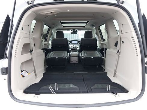 Used 2024 Chrysler Pacifica Touring-L image 28