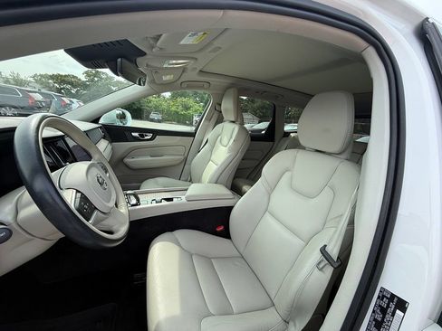 Used 2022 Volvo XC60 B5 Momentum w/ Climate Package AWD/4WD image 3