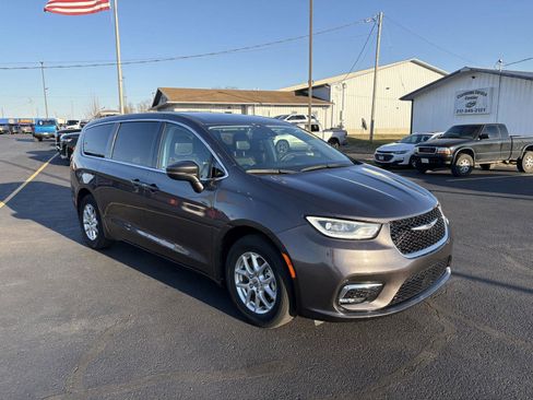 Used 2023 Chrysler Pacifica Touring-L image 2