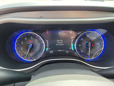 Used 2023 Chrysler Pacifica Touring-L FWD image 10