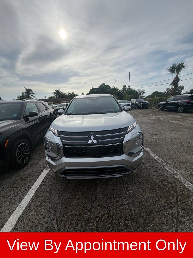 Used 2025 Mitsubishi Outlander SE AWD/4WD image 2