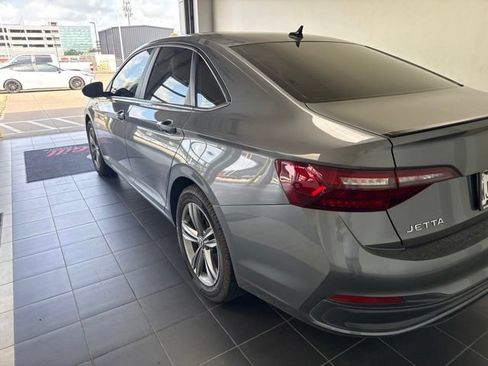 Used 2024 Volkswagen Jetta SE FWD image 4
