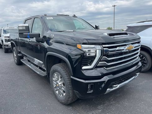 Used 2026 Chevrolet Silverado 2500 High Country w/ High Country Premium Package AWD/4WD image 2