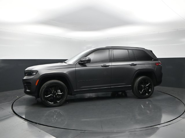 Used 2023 Jeep Grand Cherokee Altitude AWD/4WD image 3