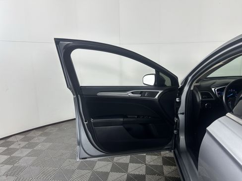 Used 2020 Ford Fusion SE image 27