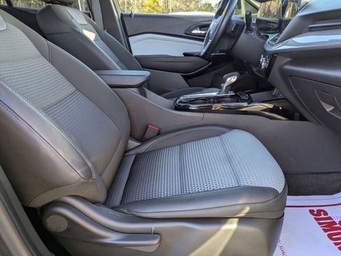 Used 2025 Chevrolet Trax LT w/ LT Convenience Package image 25