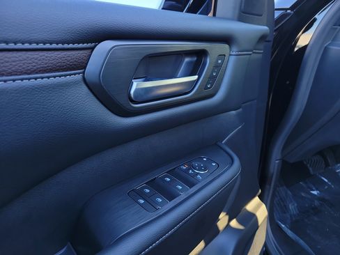 New 2025 Nissan Armada SL w/ Captain's Chari Seat Package image 18